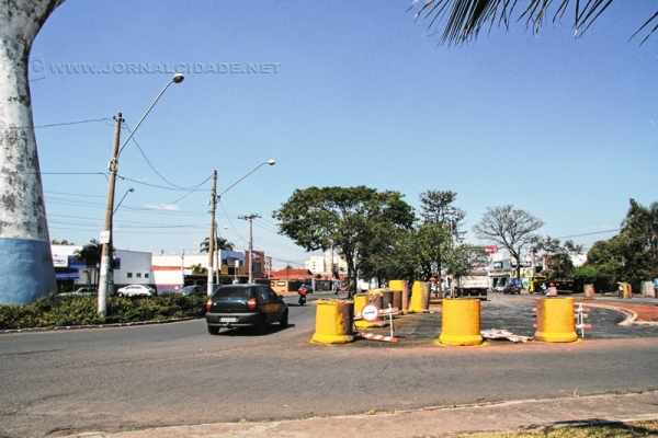 Na quarta-feira (17), dois postes foram removidos do trecho da rotatória que se encontra em obras