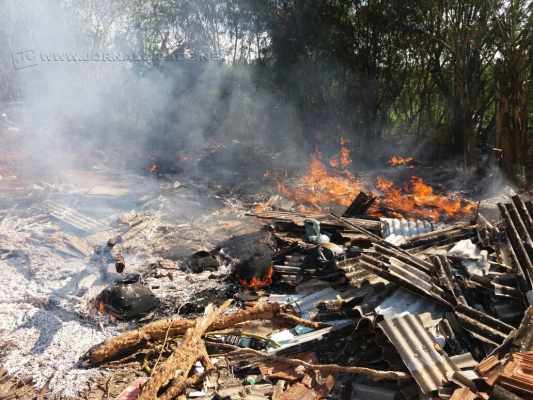 Na área verde na antiga Vila Stecca, havia muito lixo e entulho