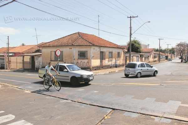 Motoristas podem ser multados por fazerem conversões proibidas em trecho da Avenida 24-A no cruzamento com a Rua 12-A