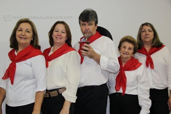 Izabel Cristina Dias, Ana Rita Ossick Evangelista, Pedro Evangelista, Ignês Zanão e Maria Ap. Wolf Nogueira formam a barraca Gaúcha