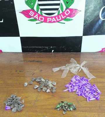 Na prisão do traficante no Guanabara, Polícia Civil apreendeu cocaína, maconha, crack e dinheiro