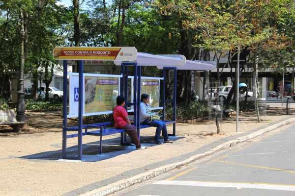 Usuários do transporte em ponto de ônibus na Rua 2, Centro. À direita, cobertura instalada recentemente na Pça. da Liberdade