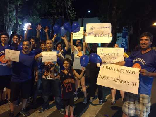 Na noite dessa quinta-feira (28), torcedores estiveram em frente ao Ginásio para pedir a continuidade do time