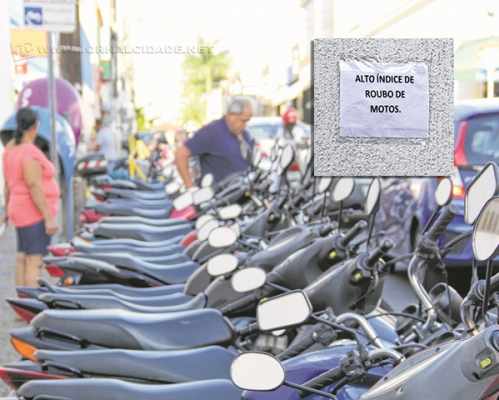Motocicletas estacionadas na Avenida 4, entre as ruas 3 e 4. Na foto detalhe, aviso que foi fixado por desconhecido alerta quanto ao roubo de motos naquela região