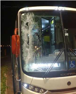 Vidro dianteiro do ônibus que levava equipe rio-clarense ficou parcilamente destruído