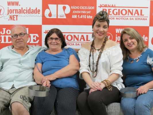 Membros da comunidade Santo Antônio são os responsáveis pela barraca baiana; Janaina Covre mostra como será seu figurino na festa