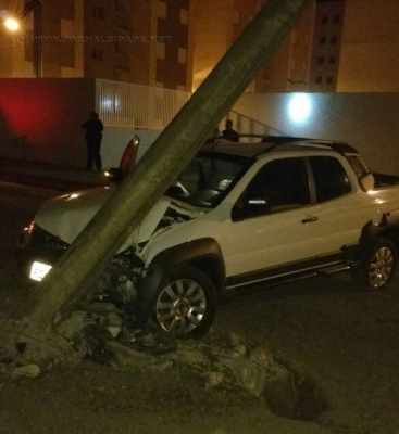 Na foto da Guarda Civil, carro usado na fuga dos bandidos após colisão