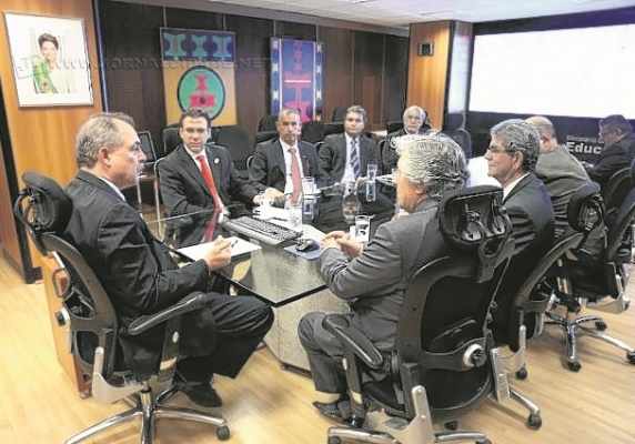 O prefeito Du Altimari em reunião com o então ministro da Educação, Aloizio Mercadante, para tratar sobre curso de medicina