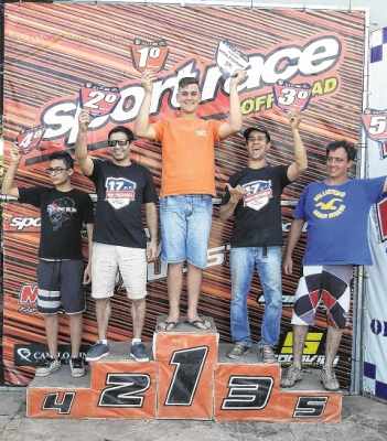 GARRA!: o piloto Murillo [no alto do pódio] foi o vencedor da prova; rio-clarense tem quinze anos e pilota desde os sete anos de idade