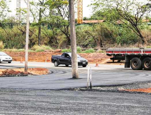 Em trecho da Constante Peruchi (SP-316), postes de energia estão instalados no meio de rodovia