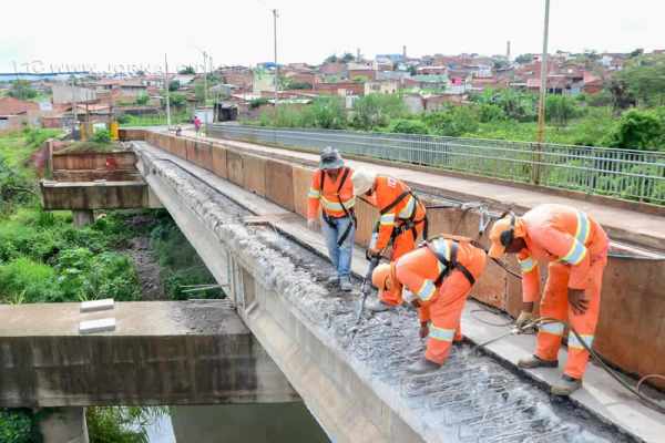 A ponte tem 45 metros de comprimento e cada pista tem cerca de cinco metros de largura