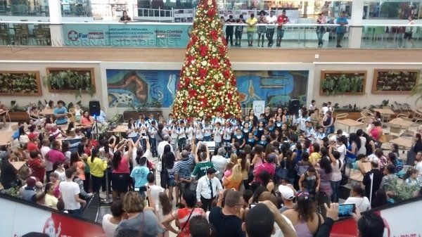 As tradicionais cantatas de Natal do Shopping Rio Claro acontecem na Praça de Alimentação do centro de compras de Rio Claro