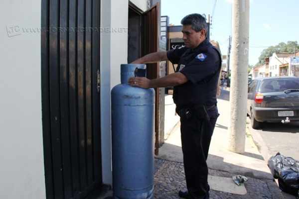 O guarda civil Maurício mostra o botijão de gás que estava vazando