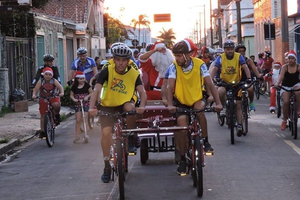 HO!HO!HO!: Papai Noel passeou pelas ruas de Rio Claro sobre um trenó movido por bicicletas