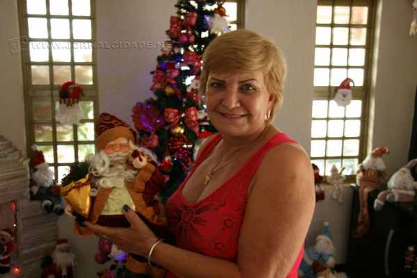 A cordeiropolense Silva Maria Reducino ostenta com orgulho sua coleção de mais de 400 papais-noéis