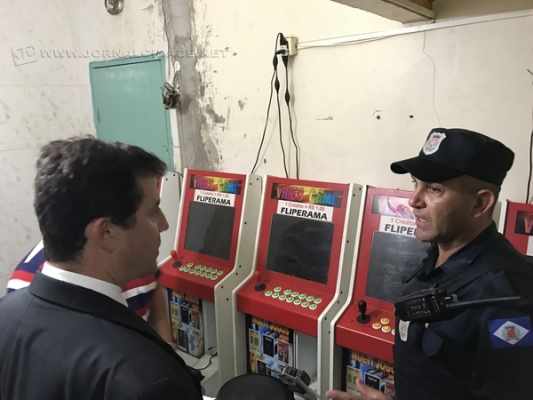 Quatro estabelecimentos foram fiscalizados, mas em um deles as máquinas já haviam sido alteradas para “fliperamas”