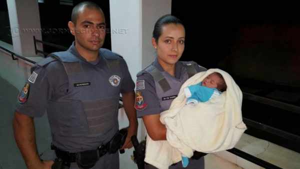 Os policiais militares Moraes e Danieli com o recém-nascido 