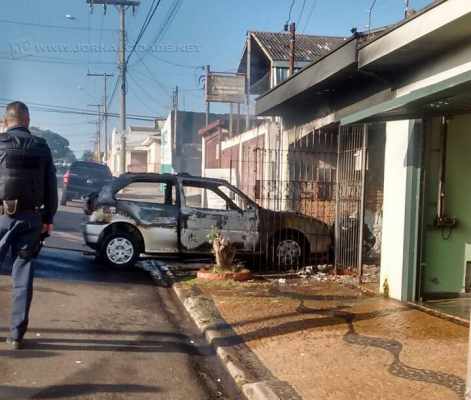 Veículo ficou completamente destruído após chamas. Foto foi registrada pelo leitor Edison Traina