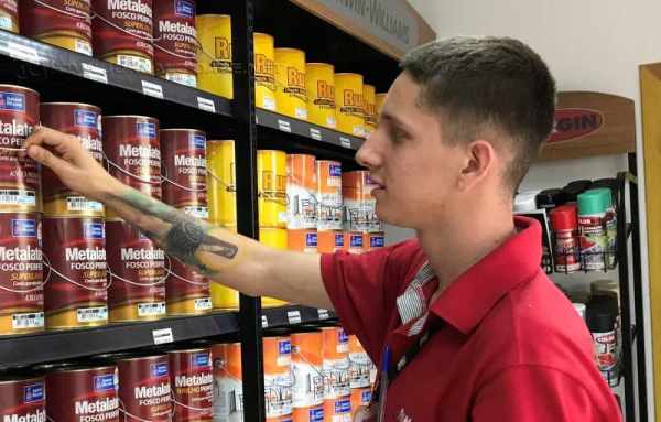 Rafael Bandeira Barbosa de 18 anos voltou a trabalhar e tenta recolocar a vida nos eixos após crime