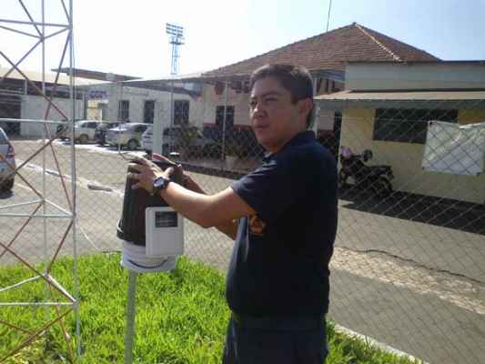 Danilo de Almeida, diretor da Defesa Civil, na estação meteorológica (Foto: Arquivo JC)