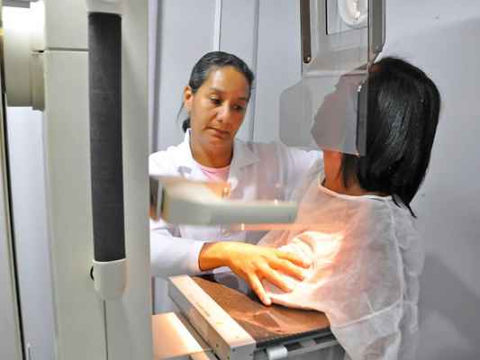 O atendimento estará disponível em todo o Estado, em mais de 300 serviços de saúde com mamógrafo, como AMEs