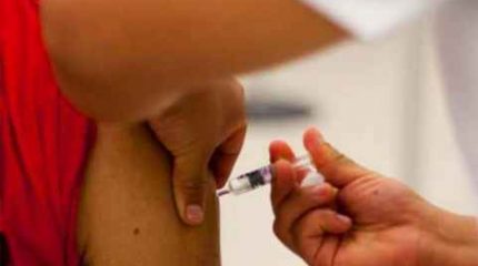 Idosos e outros grupos ainda podem tomar a vacina contra a gripe no município