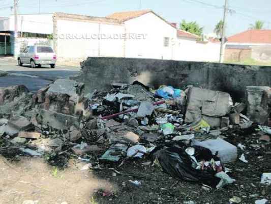 O local fica em um cruzamento e tornou-se ponto de descarte de lixo, o que tem causado desconforto aos moradores da região