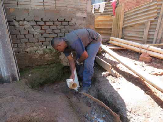 Um dos moradores da Avenida 50, no Jardim Paineiras, vem sofrendo com infiltrações em sua casa desde outubro passado