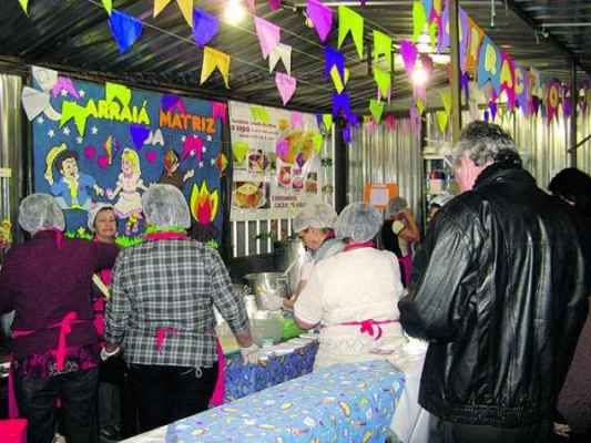 Quermesse de São João Batista reúne diversas barracas com guloseimas e comidas típicas