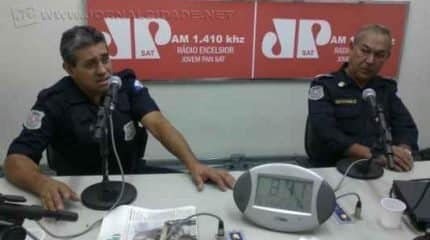 O GCM Maurício e o comandante Wladimir Walter no estúdio da Rádio Excelsior Jovem Pan