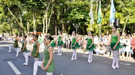 Desfile congrega vários representantes da sociedade rio-clarense nesta terça-feira em homenagem ao aniversário de RC