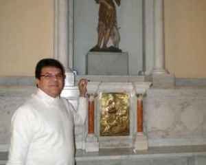 Padre Ronaldo ao lado da imagem do padroeiro da cidade que foi trazida no início do século dezenove