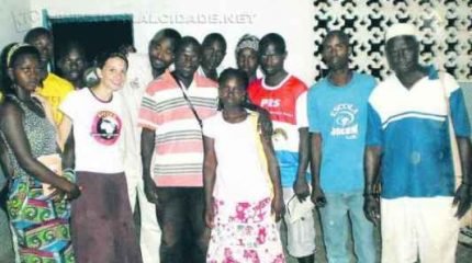 A jovem rio-clarense Marina Seneda (a segunda mulher da esquerda para direita) é uma das entrevistadas em matéria presente na 21ª JC Magazine