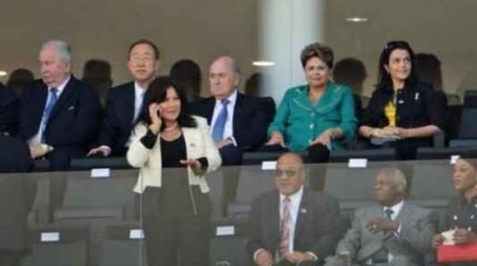 Dilma acompanha cerimônia ao lado do presidente da Fifa (Foto: Nilton Fukuda/Estadão Conteúdo)