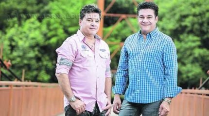 A dupla piracicabana, Cezar & Paulinho, sobe ao palco do Grêmio Recreativo Companhia Paulista para aquecer o Baile Junino