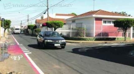As vagas, que antes eram destinadas a estacionamento, que ficam no lado esquerdo, haviam sido retiradas mas retornaram, agora, com a implantação da ciclofaixa do lado direito