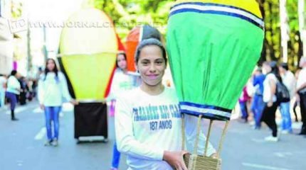 Durante desfile cívico que teve o Balonismo como tema, na terça-feira, o prefeito Du Altimari confirmou início das obras para construção de mais 2.100 apartamentos na região do Terra Nova