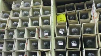 Lojas poderão vender as lâmpadas comuns de 41 a 60 watts até junho de 2015. No entanto, a produção encerra-se neste mês