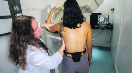 Mulher faz exame de mamografia na carreta que percorre os municípios paulistas (foto José Lopes Jr./Imprensa Estado)