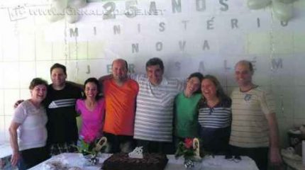 O livro (com imagem no detalhe) foi escrito por um grupo de missionários que, há 25 anos, leva mensagens de vida e evangelização a comunidades católicas