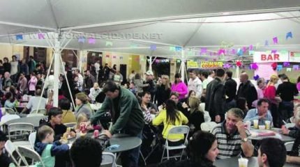 Quermesse da Paróquia Aparecida reúne barracas com comidas típicas e música ao vivo