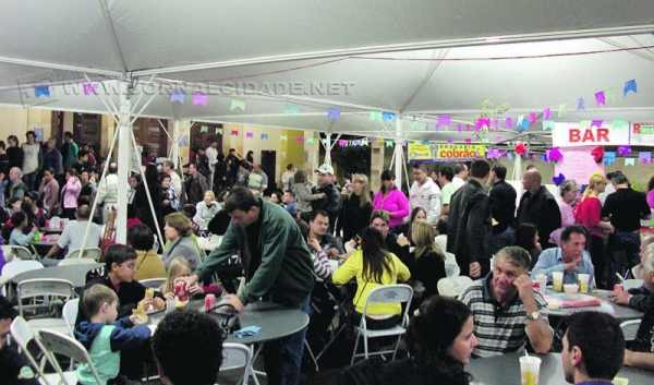 Quermesse da Paróquia Aparecida reúne barracas com comidas típicas e música ao vivo