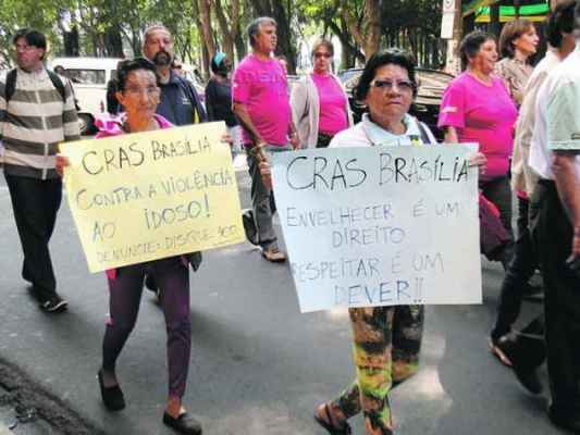 Dezenas de pessoas participaram da passeata contra a violência ao idoso realizada nessa segunda-feira (16) na região central de Rio Claro