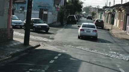 CONFUSÃO: apesar de devidamente sinalizado, cruzamento na Rua Samambaia com a Rua 9 é desafio para motoristas