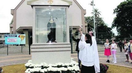A imagem restaurada da Santa Gertrudes foi colocada em uma redoma de vidro em frente à Igreja Matriz, abençoada e entregue à comunidade