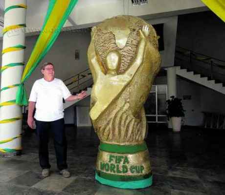 O artista plástico e professor de artes aposentado, José Carlos do Santos, observa orgulhoso a sua criação: a réplica da taça da Copa do Mundo
