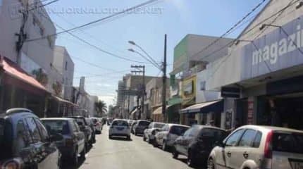 Vista da Rua 3 que já apresenta menos poluição visual com a mudança de letreiros e fachadas das lojas do local