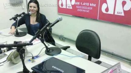 A advogada Mayra Beltrame, integrante da Comissão de Direitos Animais da OAB, no estúdio da Rádio Excelsior Jovem Pan