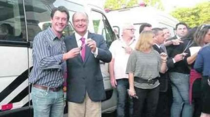 Ulson e o governador de São Paulo, Geraldo Alckmin, em encontro para entrega de van hospitalar e assinatura de convênio