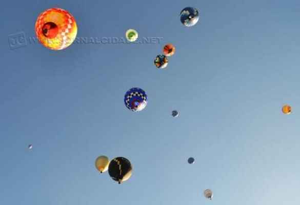 Balões sobrevoando céu de Rio Claro
